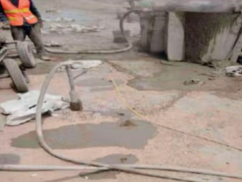 岳池水泥混凝土路面板底注浆技术 路面脱空注浆整治方案